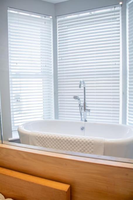 Edge14- Spacious, Stylish And Near The Beach! New Quay エクステリア 写真