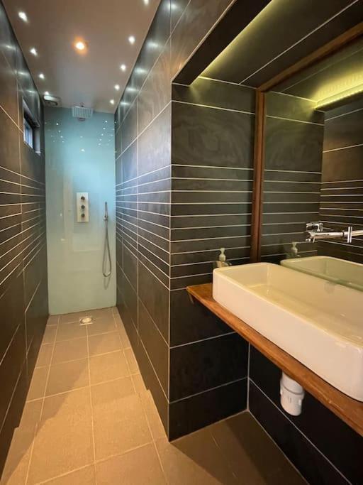 Edge14- Spacious, Stylish And Near The Beach! New Quay エクステリア 写真