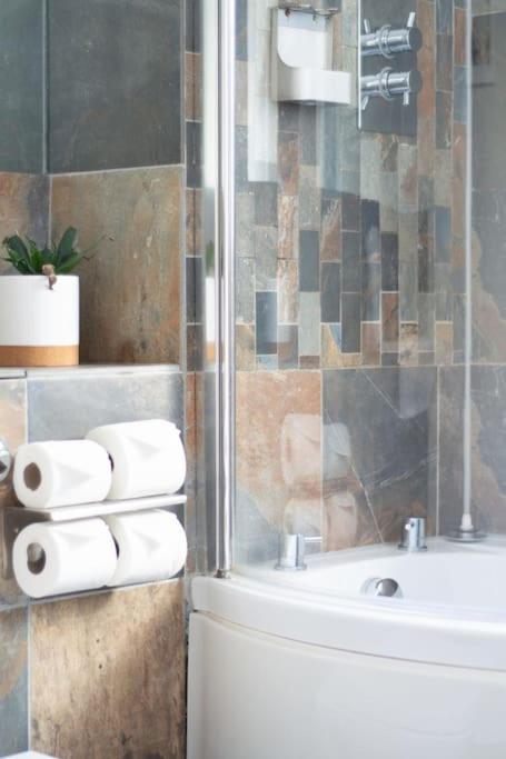 Edge14- Spacious, Stylish And Near The Beach! New Quay エクステリア 写真