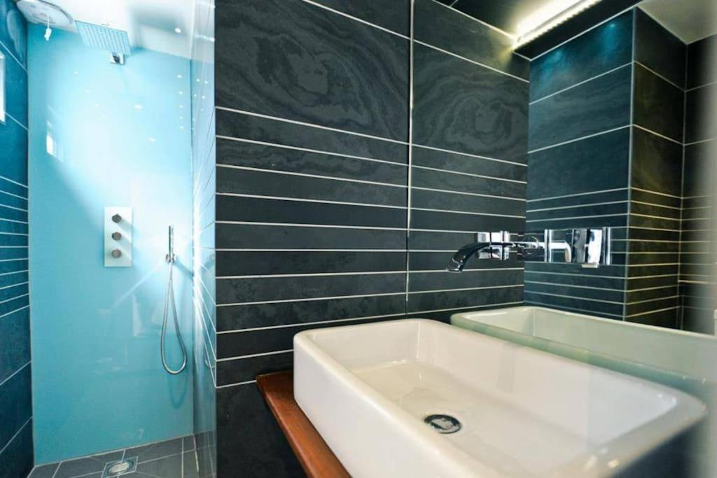 Edge14- Spacious, Stylish And Near The Beach! New Quay エクステリア 写真
